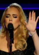 Adele-en-train-de-chanter-pour-nous-faire-pleurer-en-toute-décontraction