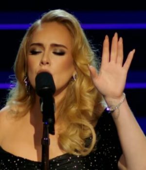 Adele-en-train-de-chanter-pour-nous-faire-pleurer-en-toute-décontraction