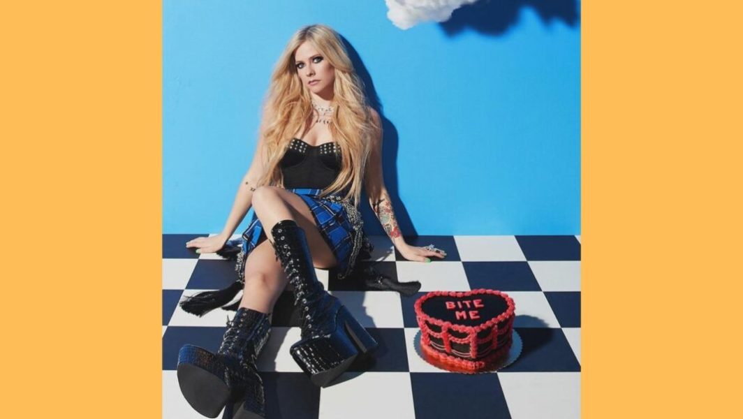 Avril-Lavigne-cultive-toujours-le-même-style-pop-punk-ce-qui-est-aussi-troublant-que-rassurant