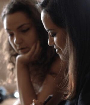 Prune et Carmina, les deux créatrices du documentaire sur le télétravail du sexe