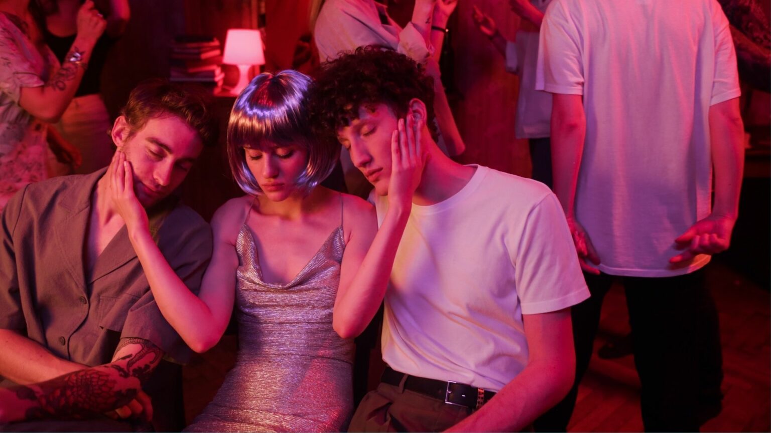 Femme avec deux hommes à une fête Femme avec deux hommes à une fête