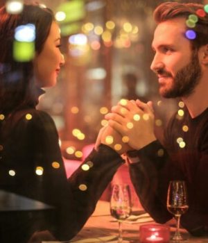 Couple se tenant les mains à une table de restaurant