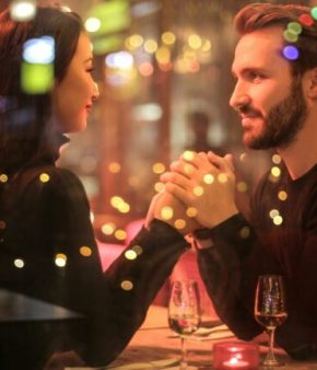 Couple se tenant les mains à une table de restaurant