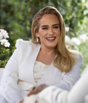 La chanteuse Adele en costume blanc interviewée par Oprah Winfrey