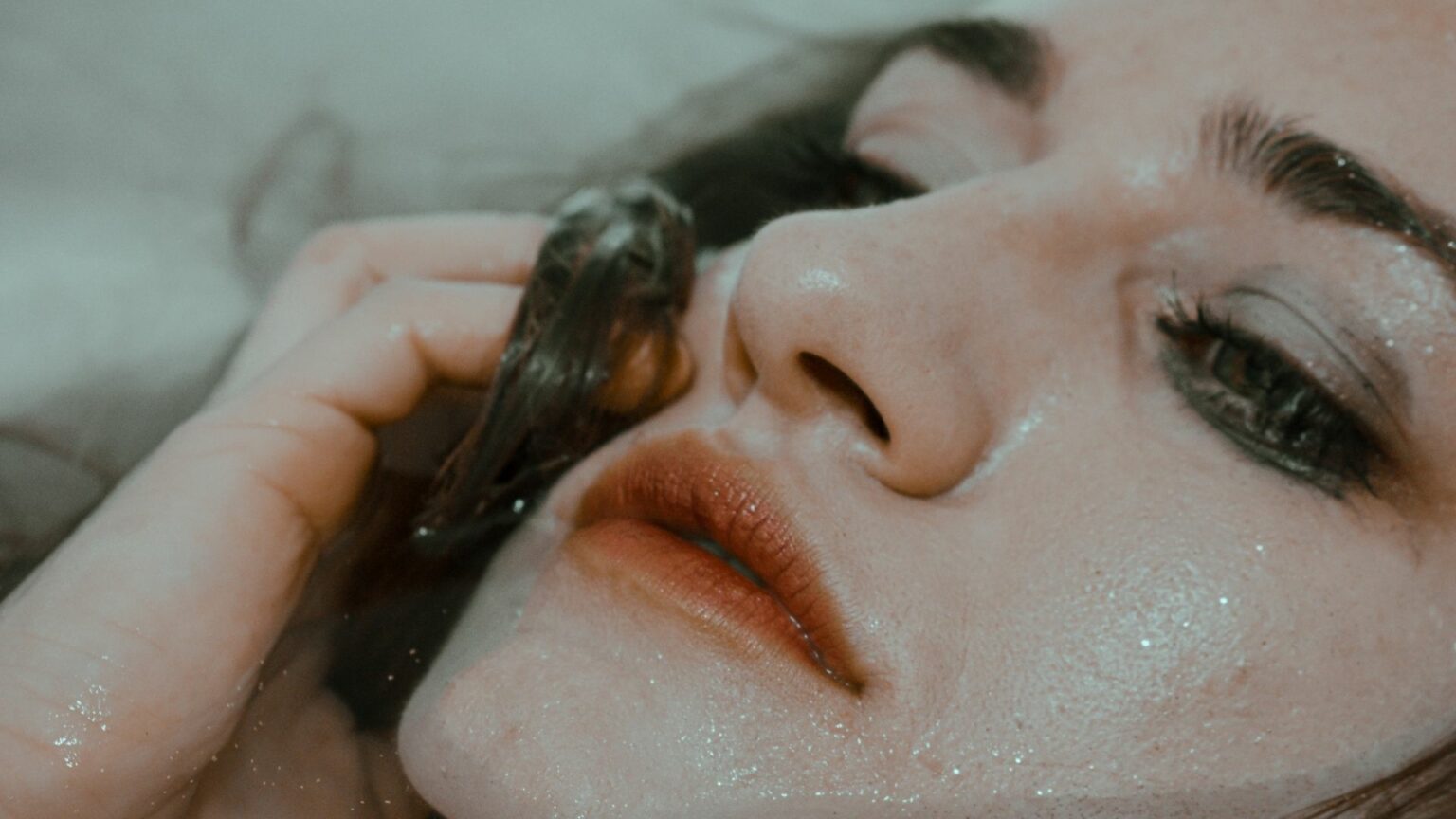 -Femme – pleure – suicide – baisse -Femme – pleure – suicide – baisse