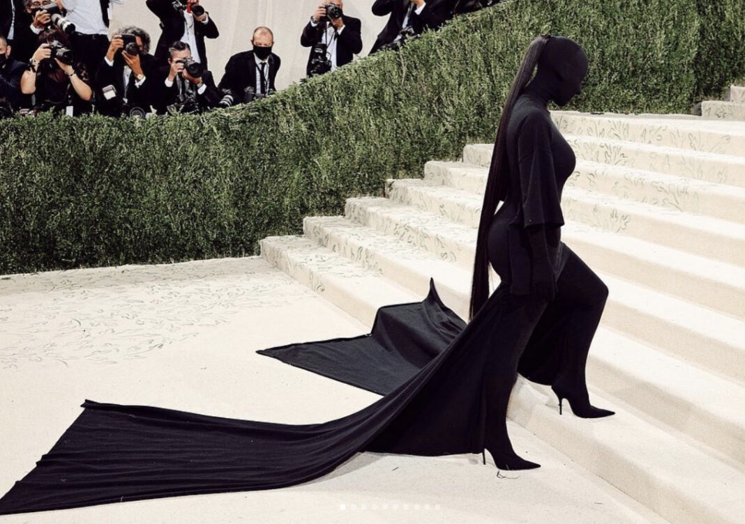 Depuis plusieurs mois comme au MET 2021, Kim Kardashian affiche un look minimaliste, très couvrant, avec peu ou pas de bijoux. © publication Instagram de Kim Kardashian du 14 septembre 2021. Depuis plusieurs mois comme au MET 2021, Kim Kardashian affiche un look minimaliste, très couvrant, avec peu ou pas de bijoux. © publication Instagram de Kim Kardashian du 14 septembre 2021.