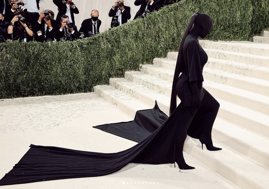 Depuis plusieurs mois comme au MET 2021, Kim Kardashian affiche un look minimaliste, très couvrant, avec peu ou pas de bijoux. © publication Instagram de Kim Kardashian du 14 septembre 2021.