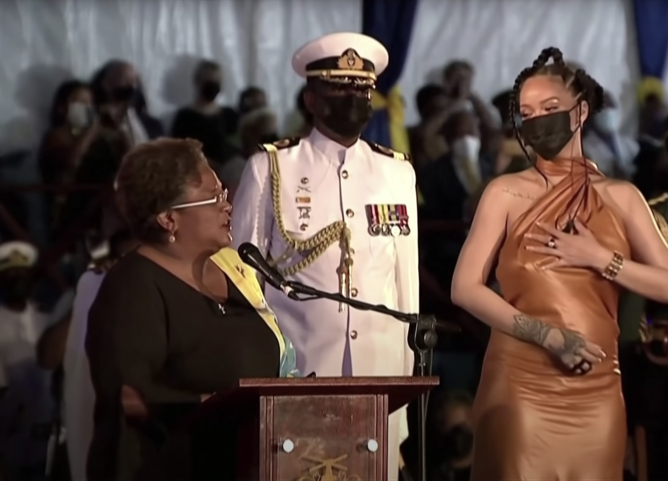 La première ministre Mia Amor Mottley en train de nommer Rihanna héroïne nationale. © Capture d’écran YouTube d’une vidéo du Guardian.