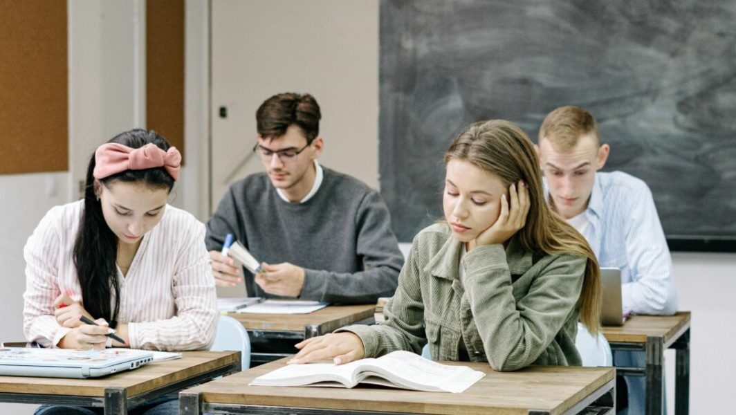 Des lycéens et lycéennes en classe