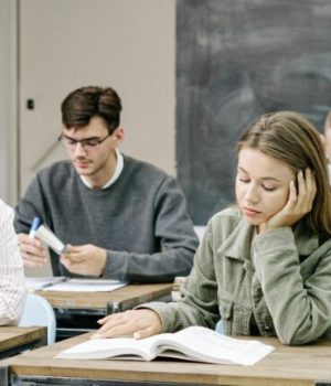 Des lycéens et lycéennes en classe