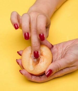 Femme mimant la masturbation sur un fruit Femme mimant la masturbation sur un fruit