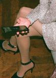Une femme sur son smartphone pendant une soirée
