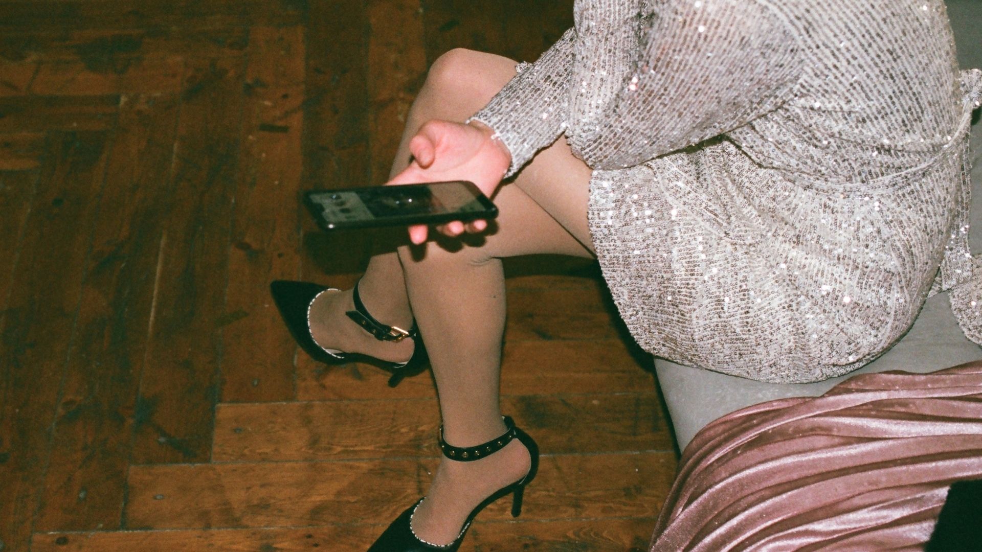 Une femme sur son smartphone pendant une soirée