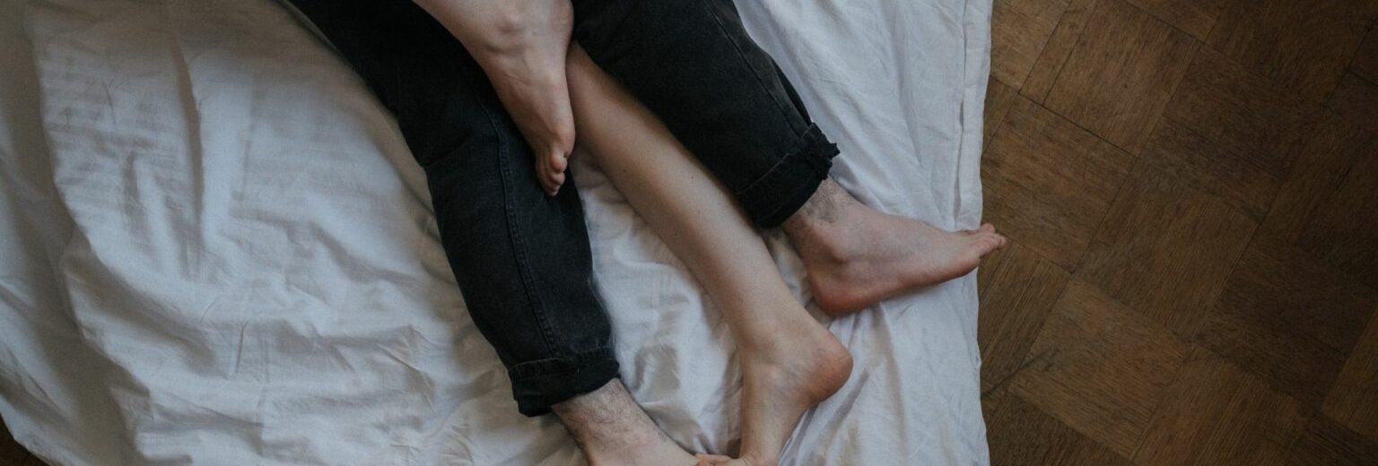 Couple enlacé allongé dans un lit
