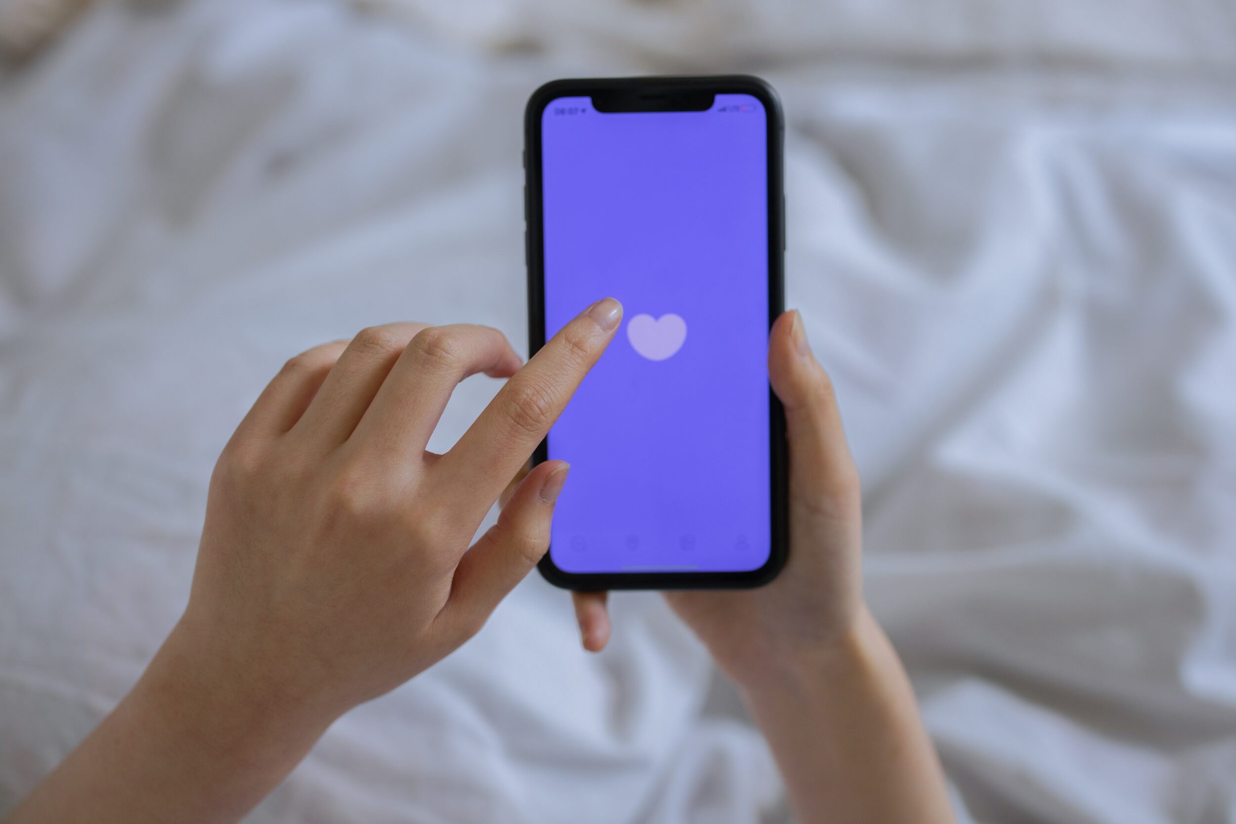 Smartphone avec interphase d'une application de rencontres Smartphone avec interphase d'une application de rencontres