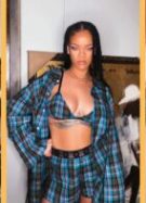 Rihanna-dans-son-nouveau-pyjama-Savage-x-Fenty