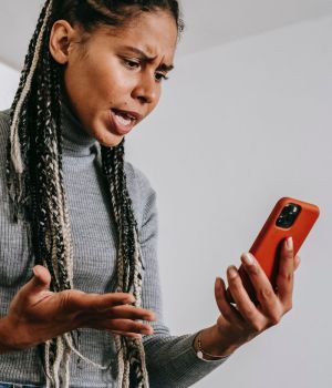Une femme anxieuse regardant son smartphone