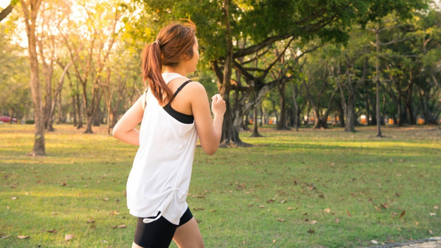 Femme courant dans un parc. Femme courant dans un parc.