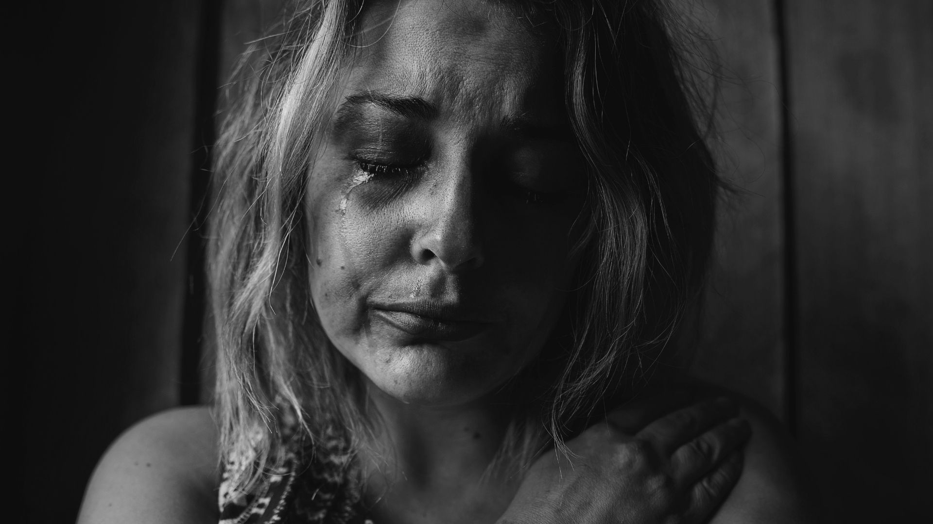 Suicide-femme-pleure-baisse Suicide-femme-pleure-baisse