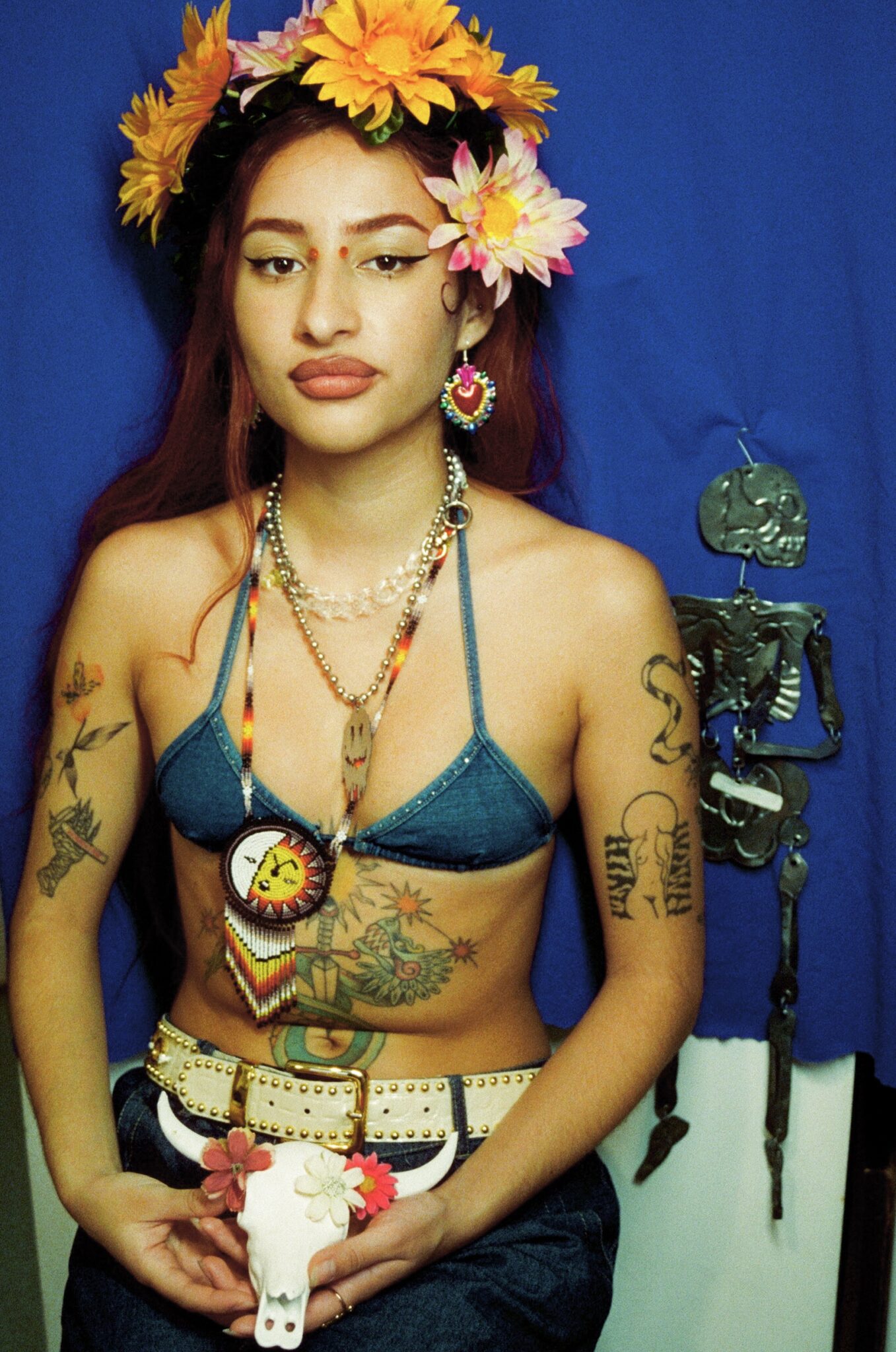 Tessa pose en haut de bikini et jean, le ventre orné d'un quetzalcoatl. Tessa pose en haut de bikini et jean, le ventre orné d'un quetzalcoatl.