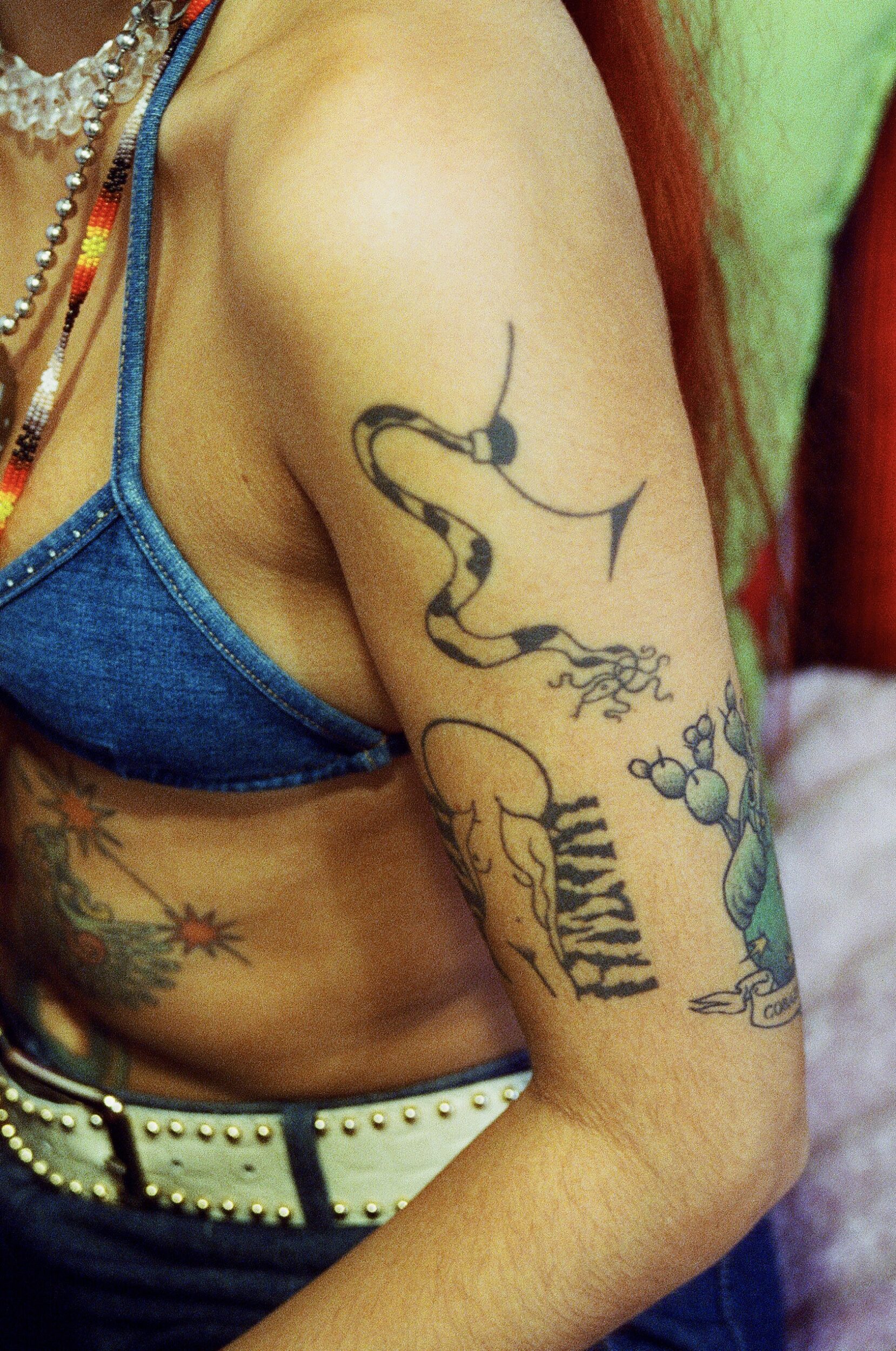 Tessa-Quetzalcolatt-bras