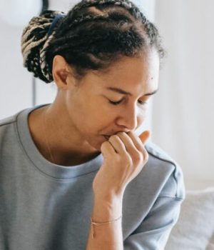 Femme triste dans sa chambre