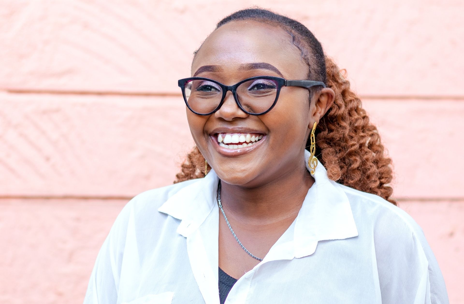 Une femme noire avec des lunettes de vue à la monture en plastique sans plaquette