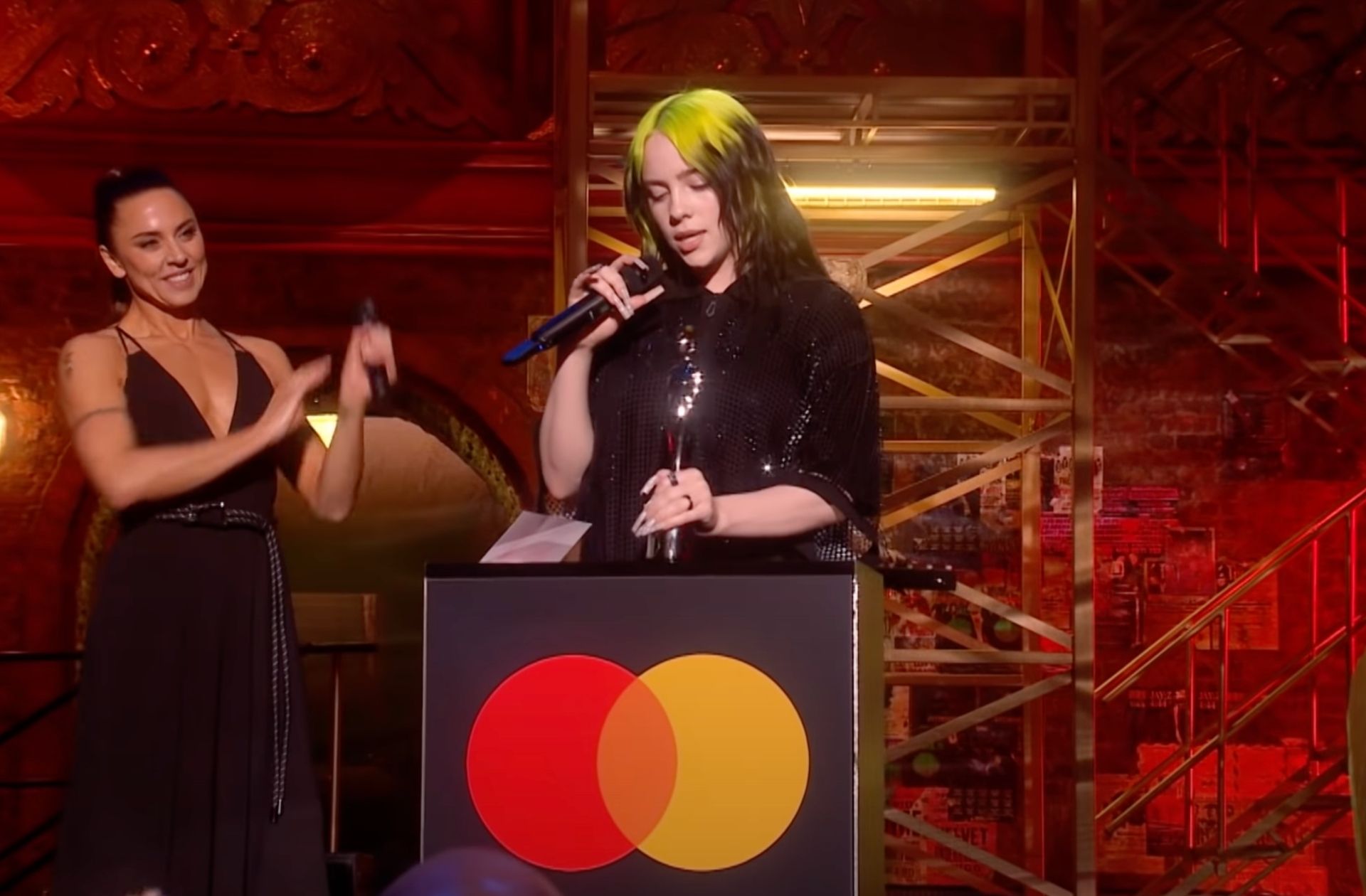 Billie Eilish recevant le Brit Award de l'artiste féminine internationale de l'année 2020