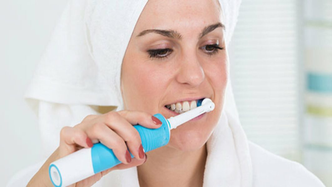 Femme qui se brosse les dents