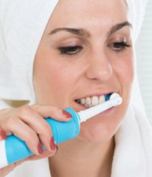 Femme qui se brosse les dents