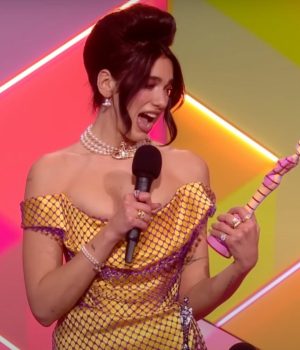 Dua Lipa recevant le Brit Award de l'artiste féminine britannique de l'année 2021