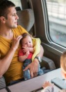 homme avec ses enfants dans le train