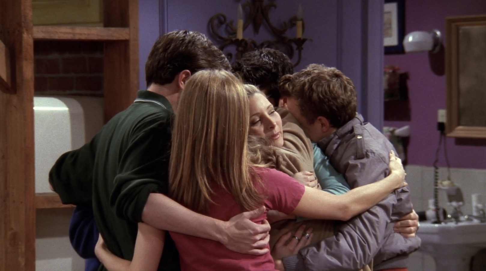 Les personnages de Friends se font un câlin.