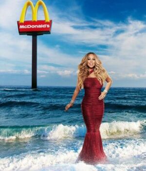 La chanteuse Mariah Carey devant une enseigne McDonald's