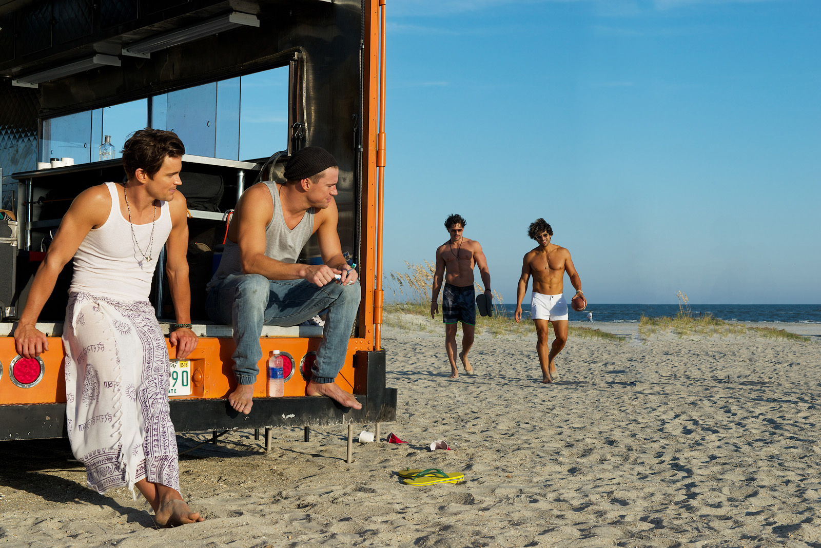 Quatre personnages de Magic Mike XXL sur une plage