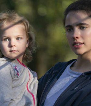 MAID (L to R) RYLEA NEVAEH WHITTET as MADDY and MARGARET QUALLEY as ALEX in episode 101 of MAID Cr. RICARDO HUBBS/NETFLIX © 2021