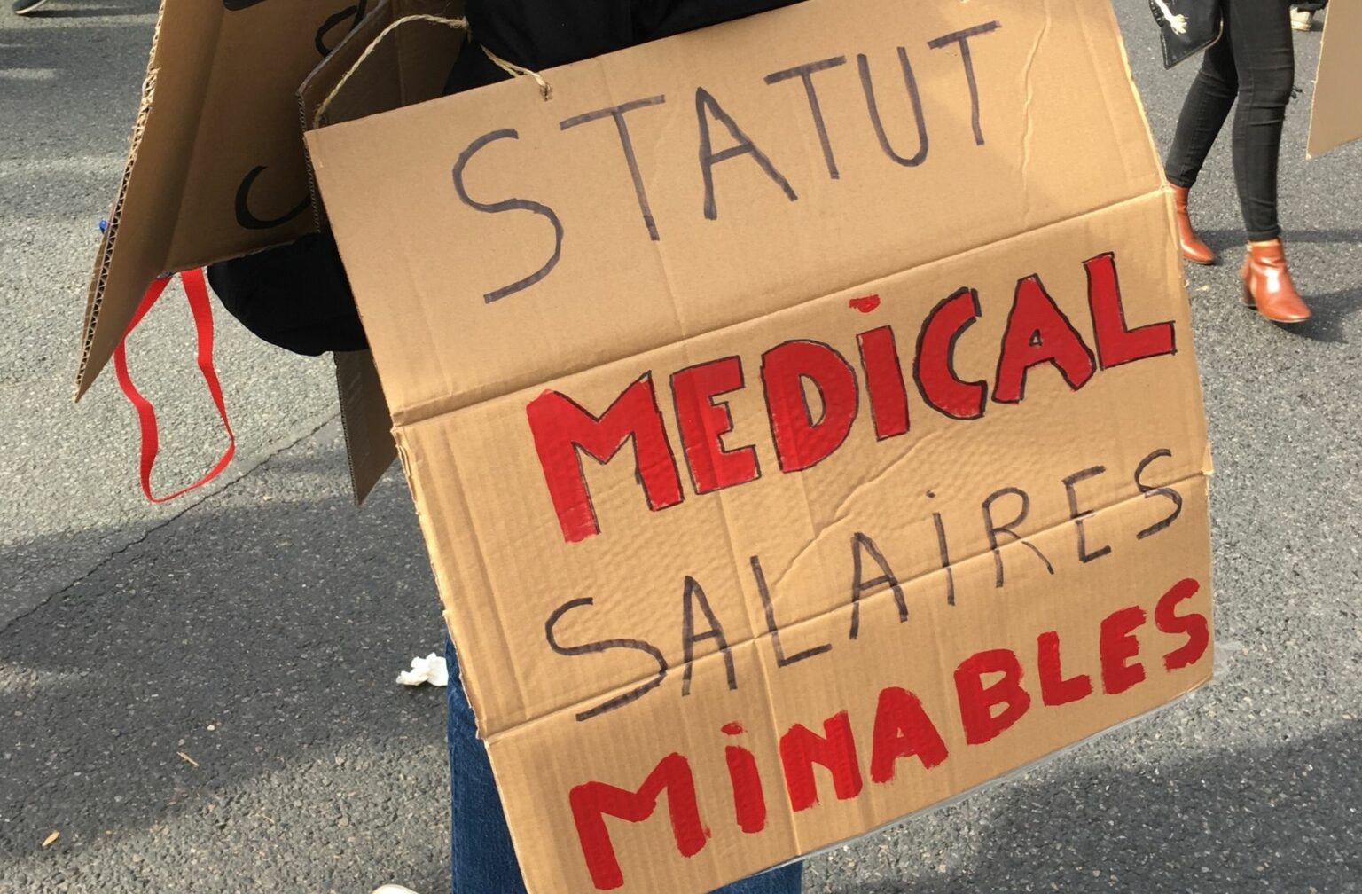 manifestation-sages-femmes-maelle-le-corre-salaire-minable manifestation-sages-femmes-maelle-le-corre-salaire-minable