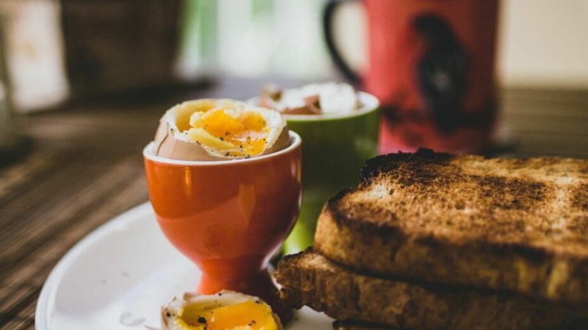 Un oeuf dur servi à la coque au petit déjeuner