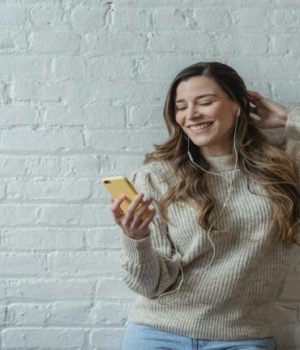 jeune femme qui regarde son téléphone