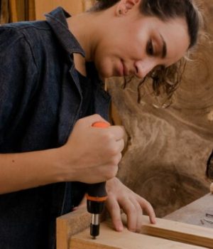 femme en train de faire des travaux