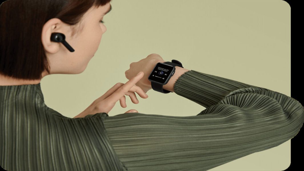 Femme qui utilise sa montre connectée Xiaomi Mi Watch Lite