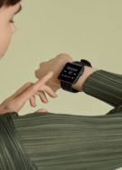 Femme qui utilise sa montre connectée Xiaomi Mi Watch Lite
