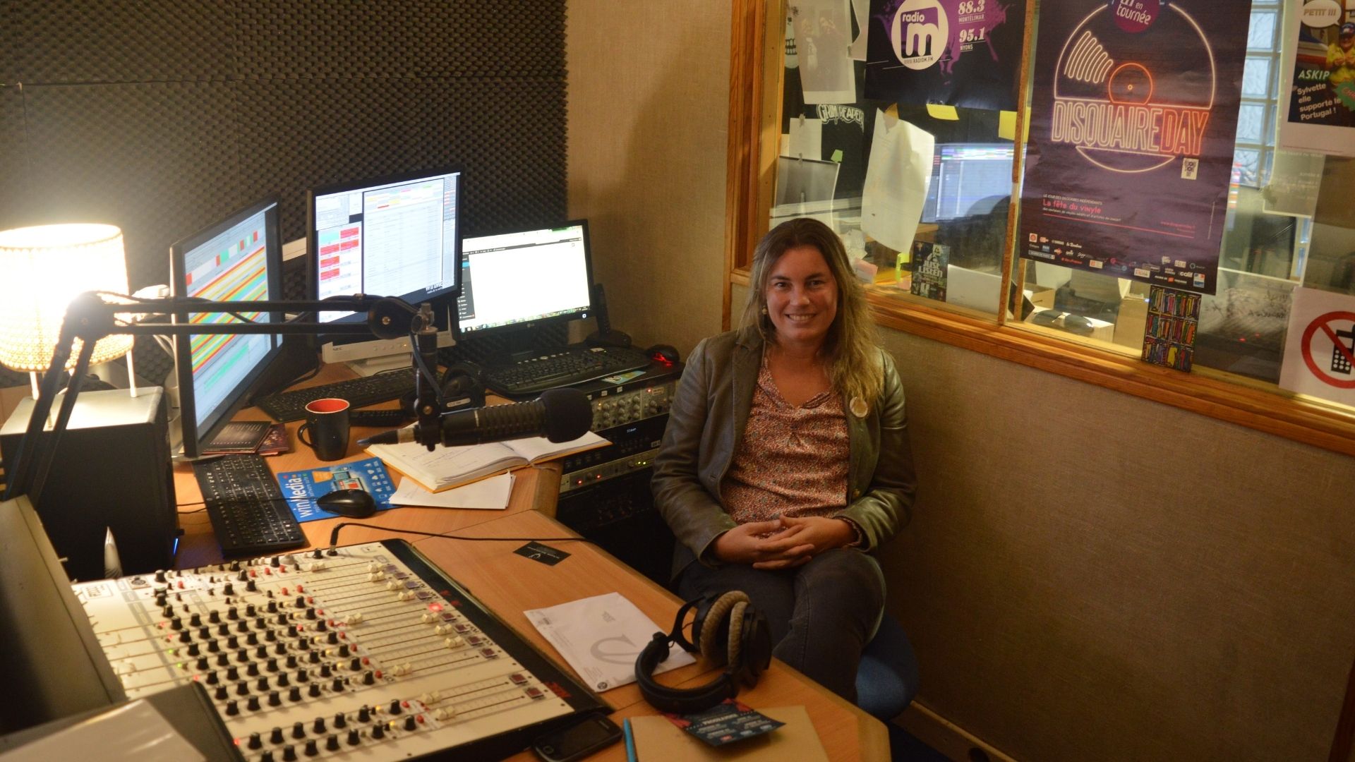 Sophie Diaquin dans son bureau de Radio Micheline.