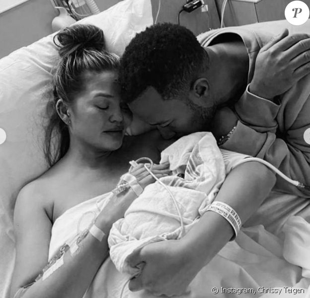 5896406-chrissy-teigen-a-l-hopital-avec-son-mari-624×600-2