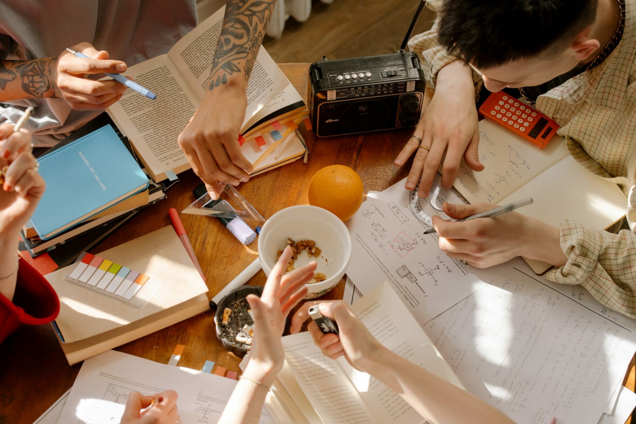 Groupe de personnes étudiant Groupe de personnes étudiant