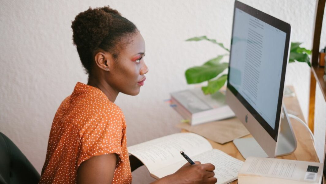 Femme travaillant devant un ordinateur