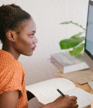 Femme travaillant devant un ordinateur