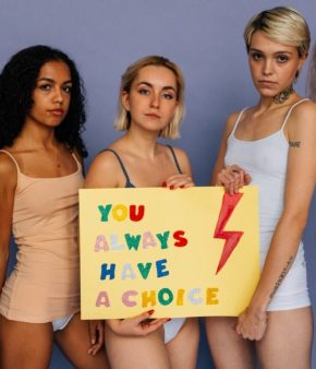 Femmes avec une pancarte en soutien aux droits d'avorter