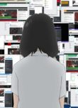 Une jeune fille devant des pages internet