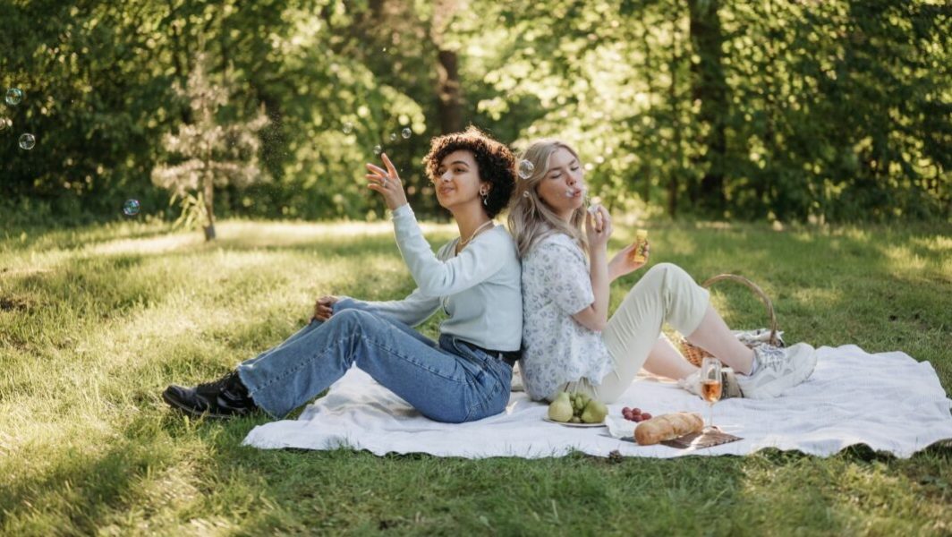 Deux femmes assises sur l'herbe